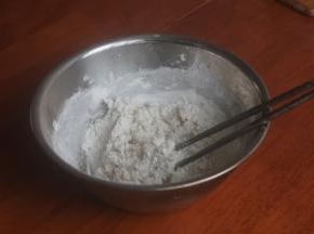 加入糯米粉用筷子搅拌棉絮状。趁热用手捏成面团。