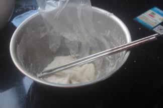 捏成团之后戴上一次性手套比较好操作，大小自己拿捏