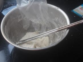 捏成团之后戴上一次性手套比较好操作，大小自己拿捏