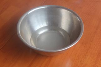 用开水将白糖融化。