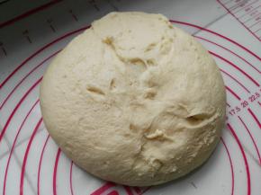 将发酵好的面团取出，按压排气