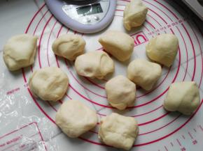 称重后分割成等量的12个小面团