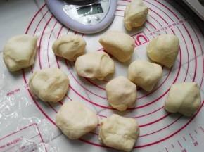 称重后分割成等量的12个小面团
