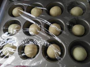 分别滚圆，放入学厨十二连大马芬摸中，注意搓圆过程中加盖保鲜膜