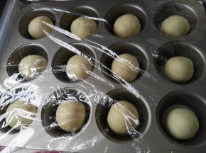 分别滚圆，放入学厨十二连大马芬摸中，注意搓圆过程中加盖保鲜膜