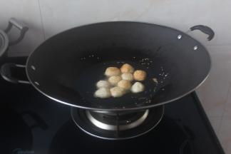 锅里放油小火，放入捏好滚过的芝麻圆子，中小火炸至金黄。