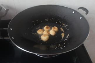 反面金黄色的时候用筷子稍微轻微压压，使之再次膨胀。