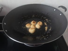 反面金黄色的时候用筷子稍微轻微压压，使之再次膨胀。