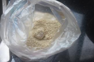 捏一个小圆在芝麻里面滚一圈，稍微轻微的捏捏使之蘸的更稳