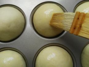 表面刷薄薄的全蛋液