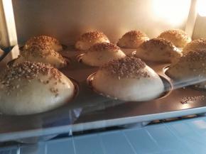 放入预热好的烤箱中层 上下管180度烘烤10分钟即可