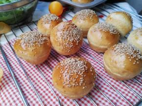 汉堡胚放置在冷却架放凉