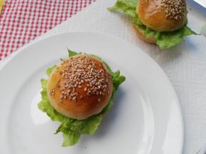 不喜欢吃鸡腿的可以中间夹生菜和沙拉酱