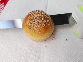 用学厨关东刀将汉堡切开