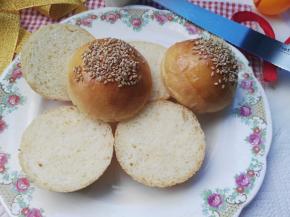 想吃几个汉堡就先切开几个，其他的待温热放入保鲜袋密封保存，等想吃时再拿出来切