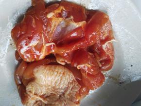 鸡腿提前去骨，用新奥尔良美味佳腌料腌制好鸡腿肉，最好腌制一晚上比较入味