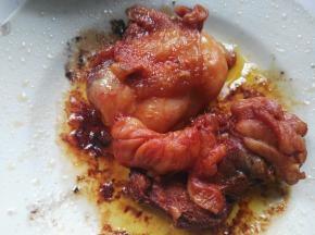 微波炉微波档高火或者烧烤档6-8分钟左右，也可烤箱温度210度烤15-18分钟左右即可，在快熟时涂上少许蜂蜜再烤15--20秒，口感更佳，色泽更诱人，烤好的新奥尔良烤翅鲜嫩诱人、美味多汁、回味无穷
