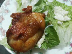 喜欢吃鸡腿的可以开始组装汉堡，顺序为 面包片（下）→沙拉酱→生菜→沙拉酱→鸡腿排→时令蔬菜→酱汁→面包片（上）