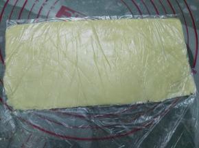 将做好的油酥放入保鲜袋，擀成长方形入冰箱冷藏15分钟方便操作