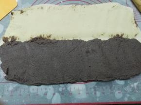 自制红豆沙馅放入保鲜袋擀成39*11左右的长方形，铺在面片1/2处，或者直接用勺子将豆沙铺在面片的1/2处