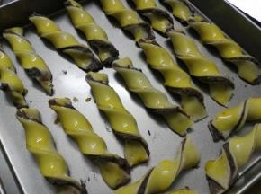 表面轻刷一层蛋黄液，注意不要刷在豆沙馅上