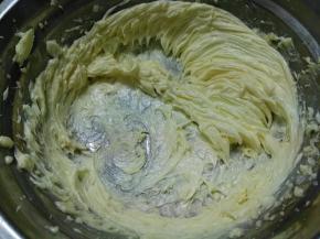 马斯卡彭奶酪加细砂糖搅打至顺滑