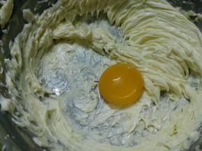 黄分次加入蛋黄打匀