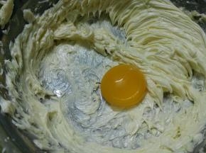 黄分次加入蛋黄打匀