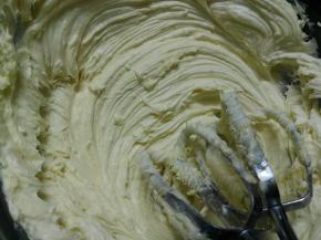 黄油室温软化打撒，我这里的黄油是打发的