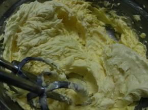 将打顺滑的奶酪和打发的黄油混合一起打匀