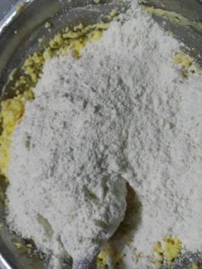 筛入低筋粉，切拌至没有干粉