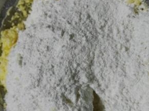 筛入低筋粉，切拌至没有干粉