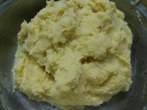 揉成团，如果感觉有点粘手，放冰箱冷藏一会再揉成团