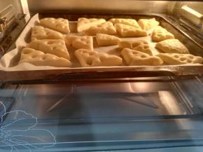 送入预热好160度的烤箱中上层，上下火烤15至20分钟即可，上色满意后，加盖锡纸