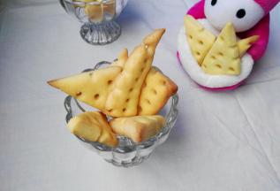 小牛好喜欢吃奶酪饼干，看它的袋子里装得满满的，哈哈哈……