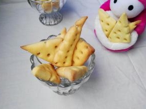 小牛好喜欢吃奶酪饼干，看它的袋子里装得满满的，哈哈哈……