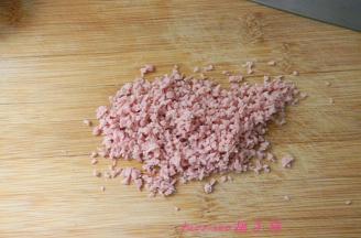 将香肠切碎；（最好选用适合宝宝食用的香肠）