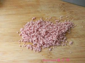 将香肠切碎；（最好选用适合宝宝食用的香肠）