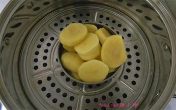 将土豆去皮，切厚片放入蒸锅里，蒸15分钟，完全蒸熟；