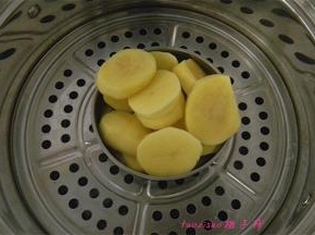 将土豆去皮，切厚片放入蒸锅里，蒸15分钟，完全蒸熟；