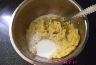 压碎的土豆泥放入料理盆里，一点点加入牛奶，调成稀稠合适的土豆泥；