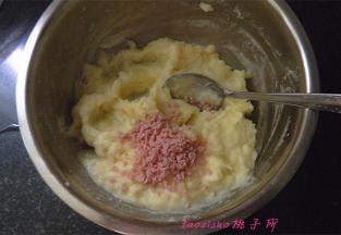 将切碎的香肠放入拌好的土豆泥里，拌匀即可食用了。