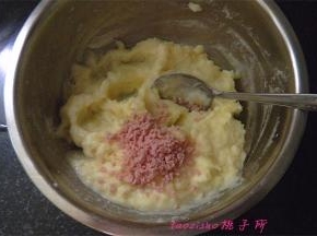 将切碎的香肠放入拌好的土豆泥里，拌匀即可食用了。