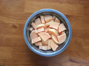番薯洗净后把它切成小块状