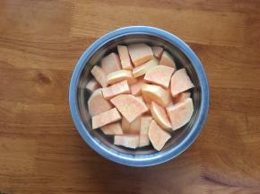 番薯洗净后把它切成小块状