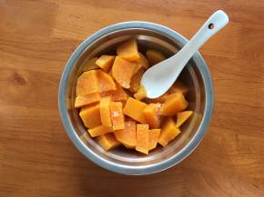 蒸熟的番薯趁热用勺子压成泥，再调入一些白糖或者蜂蜜也可以