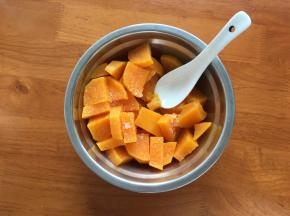 蒸熟的番薯趁热用勺子压成泥，再调入一些白糖或者蜂蜜也可以