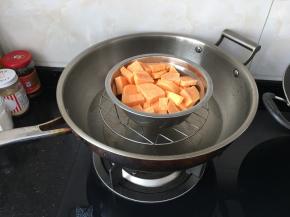 上锅把番薯蒸至熟透