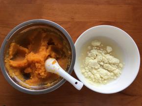 蒸番薯期间碗里会出一些水，利用起来，水倒出来加入奶粉，比平时喝的要稍微调浓一些。要看多少水来添加奶粉的分量