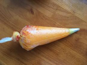 把压成泥的番薯放入裱花袋